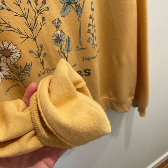 Super soft, cozy floral-themed sweatshirt - Picture 4 of 6